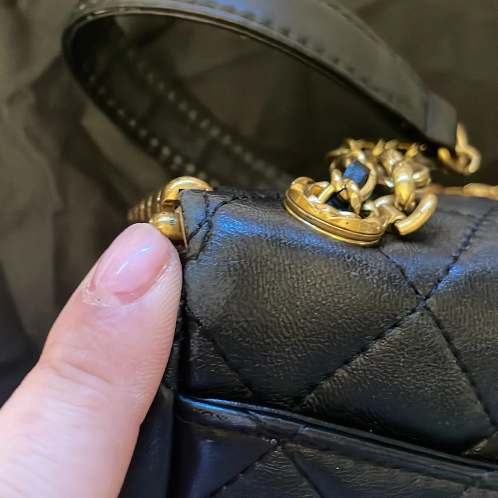 Chanel lamb kiss lock crossbody or bag Italy so soft like butter hard to find - Picture 3 of 10